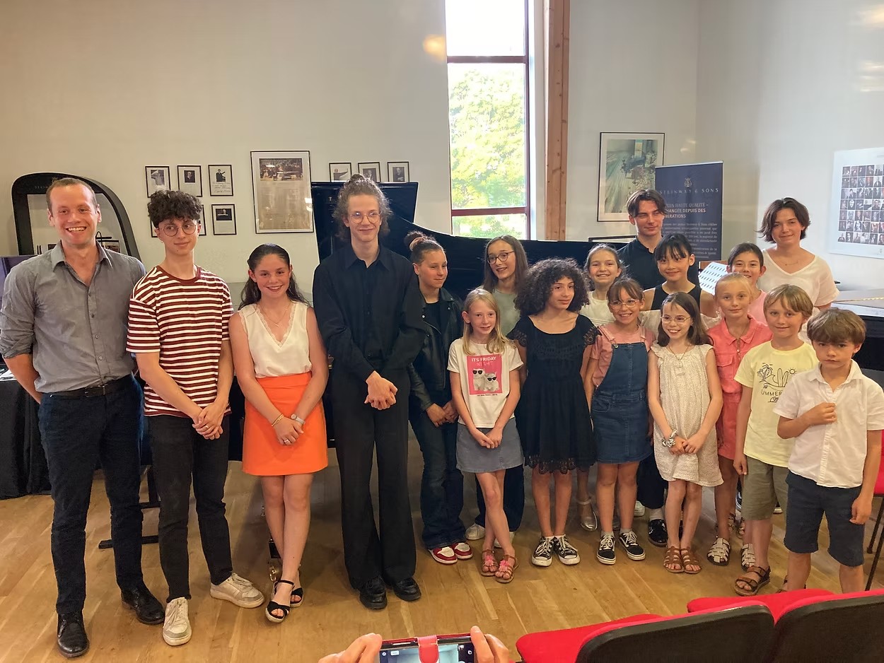 Groupe d'élèves et professeurs