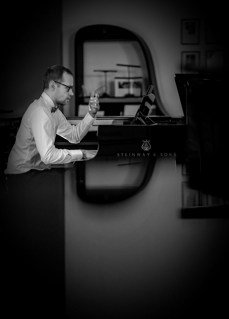 Détail des mains au piano